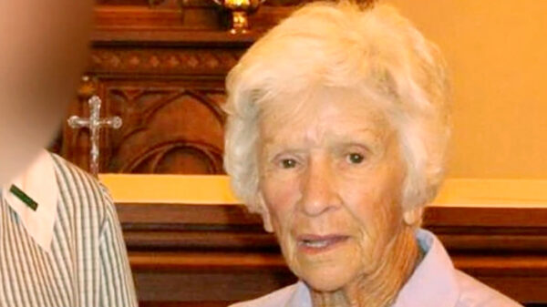 Bizar: politie tasert dementerende vrouw (95) met looprek, vecht nu voor haar leven