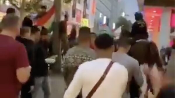 Enthousiaste Koerden geven politie te paard een aanmoedigend applaus