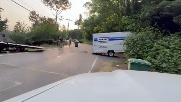 Wielrenners zien sleepkabels over het hoofd en gaan hard onderuit