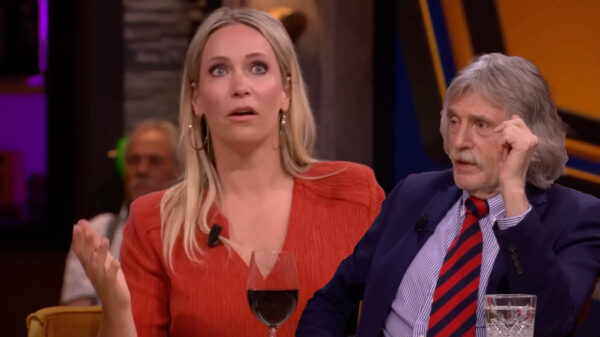 Johan Derksen en Hélène reageren op het mannelijke model in z'n Adidas-badpak