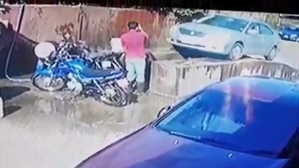 Opa heeft iets te gladde schoenen aangetrokken tijdens bezoek aan de carwash