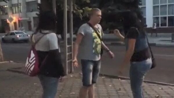 Russin beukt gast met één perfect gemikte klap knock-out