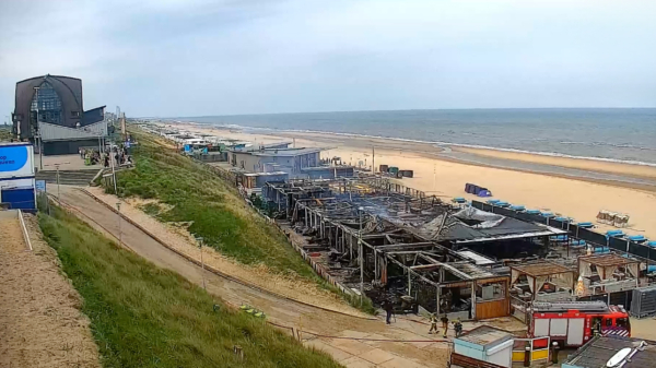 Beachclub Bloomingdale volledig verwoest door grote uitslaande brand