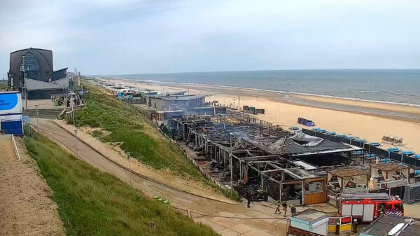 Beachclub Bloomingdale volledig verwoest door grote uitslaande brand