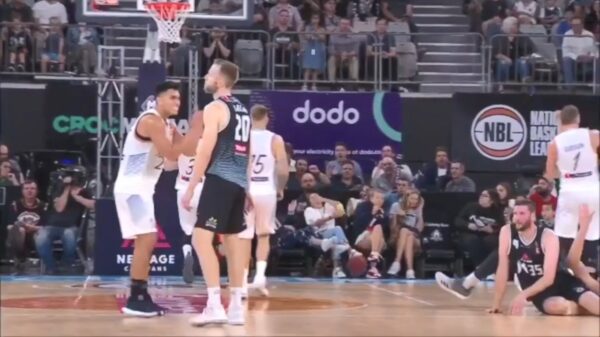 Als je vooraan zit bij een basketbalwedstrijd moet je wel opletten