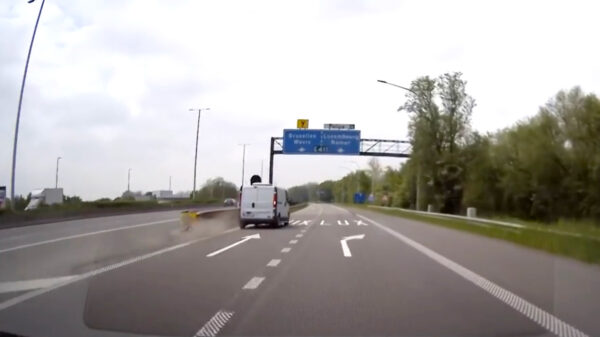 Busje klapt bijna frontaal op punt van vangrail als hij op het laatste moment de afslag naar Brussel neemt