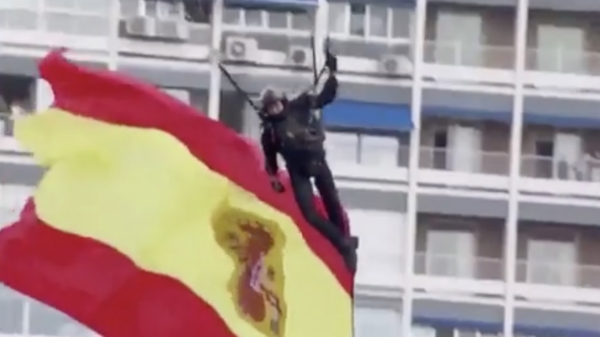 Spaanse parachutist bungelt in lantaarnpaal na gigantische fail tijdens nationale feestdag