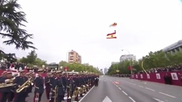 Spaanse parachutist bungelt in lantaarnpaal na gigantische fail tijdens nationale feestdag