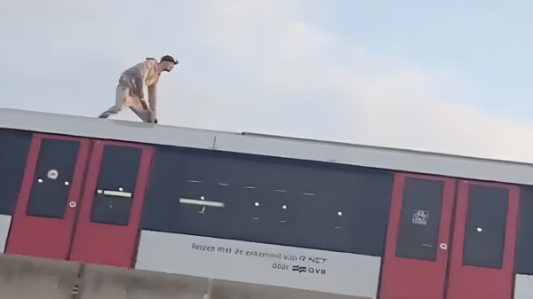 Mafketel surft op rijdende metro in Amsterdam, GVB gaat aangifte doen
