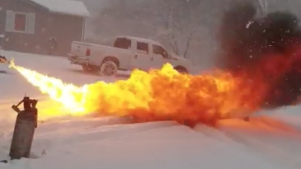 Amerikaan gebruikt een vlammenwerper om zijn oprit sneeuwvrij te maken