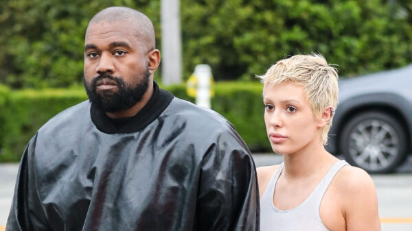 LOL: TikTokker doet een dappere versierpoging, blijkt de vrouw van Kanye West te zijn