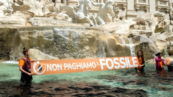 Klimaatactivisten besmeuren Trevi-fontein met houtskool als statement tegen fossiele brandstof
