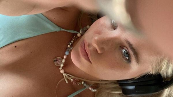 Juultje Tieleman deelt vakantiefoto's en we vragen ons af of ze zich wel eens aankleedt