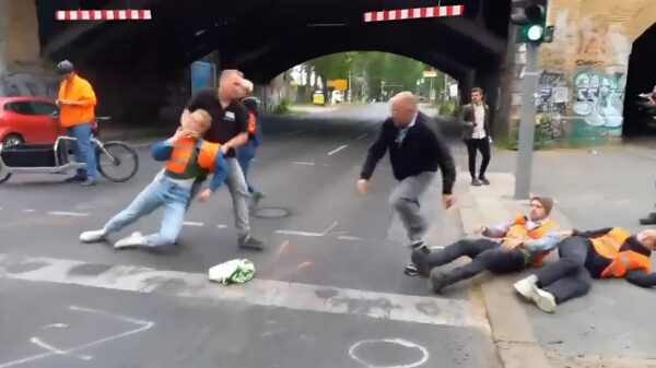 Berlijnse automobilisten slepen activisten van "Letzte Generation" naar de kant van de weg