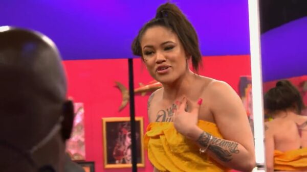 Hartsvriendinnen laten weten wat ze van elkaar vinden met vreselijke tatoeages