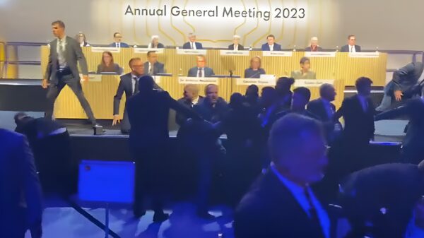 Klimaatactivisten bestormen podium tijdens vergadering Shell en zingen cringey liedje