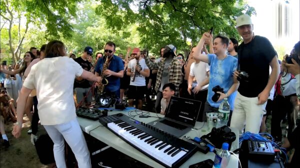 Marc Rebillet en zijn loopstation worden spontaan bijgestaan in het park