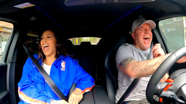 Andy van der Meijde dist Glennis Grace met een smakelijk Jumbo-grapje