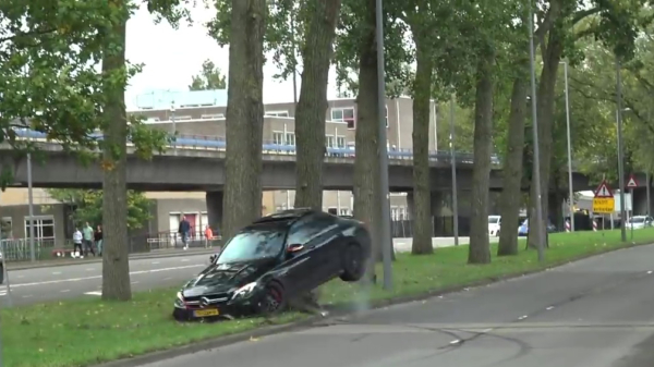 Stoertje in Mercedes C63S AMG parkeert zijn bolide hardhandig tegen een boom