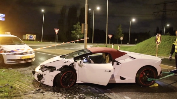 Gehuurde Lamborghini Hurucán gecrasht door "trouwstoeteraar" in Maasdijk