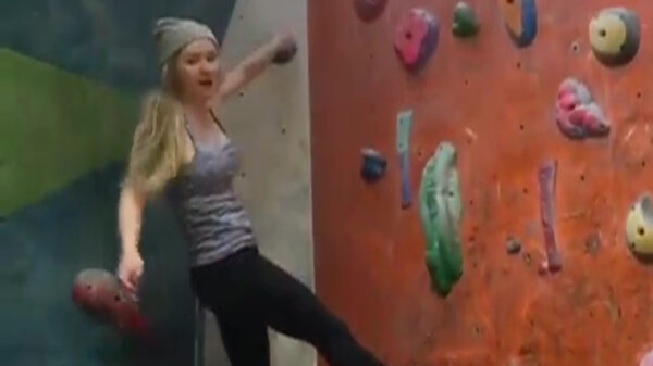 Blonde dame bewijst dat je met één hand ook prima kunt klimmen