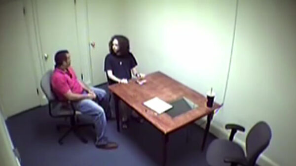 Creepy: moordenaar zit tijdens verhoor van twee uur ijzig stil