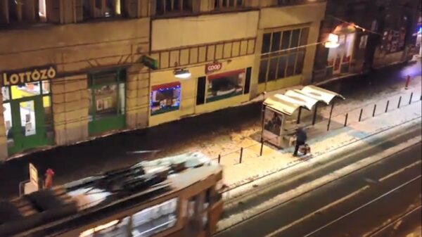 Schreeuwlelijk flipt hem he-le-maal de pan uit als hij de tram mist