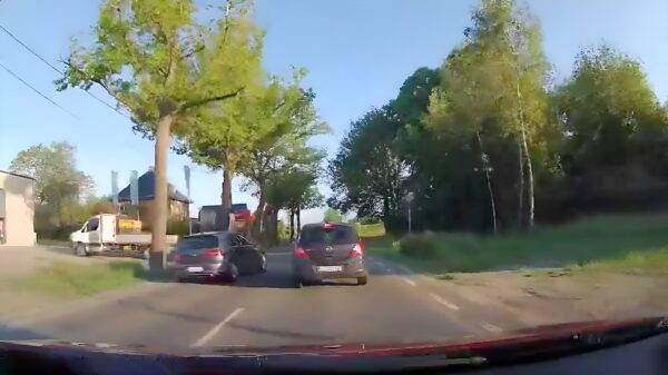 Haastige spoed betekent bijna een harde klapper op een afslaande pickup