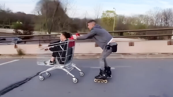 Trust me bro: je kunt prima met een winkelwagen van deze helling knallen