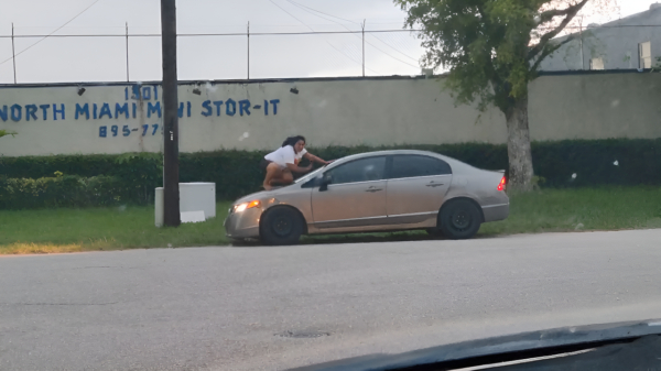 Amerikaanse vrouw klimt na ruzie bovenop de motorkap van haar vent