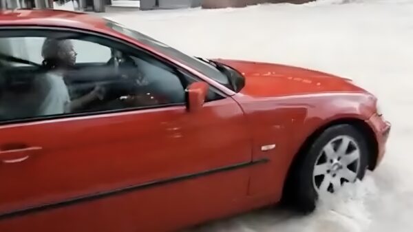 Zo'n kleine overstroming houdt deze dappere BMW-rijder natuurlijk niet tegen