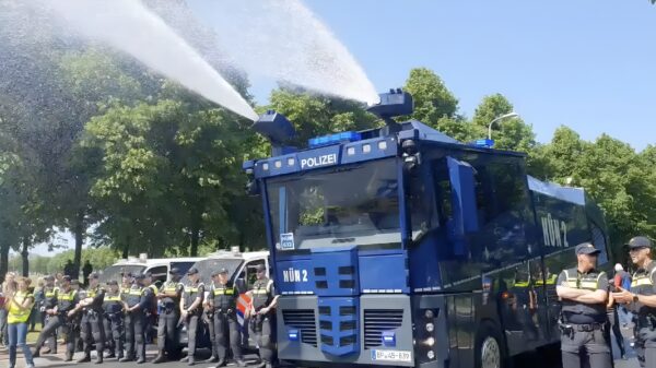 ME zet waterkanon in bij de demonstratie op de A12 door Extinction Rebellion
