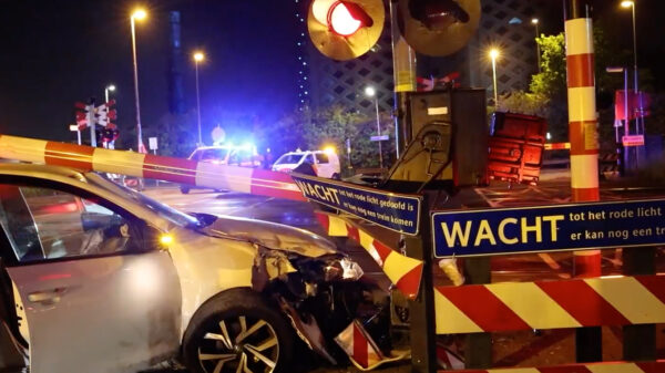 Bezopen vrouw klapt frontaal tegen een spoorwegovergang in Halfweg