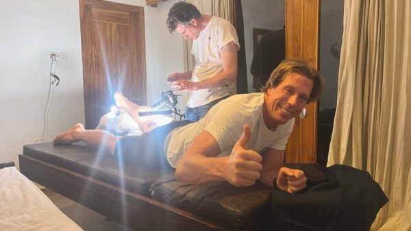 Freek Vonk shockeert volgers met update over de groeiende larven in zijn been