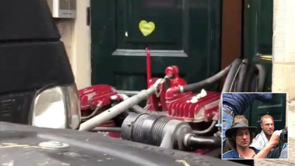 Chaos in Groningen: boze boer ramt met trekker door deur van provinciehuis