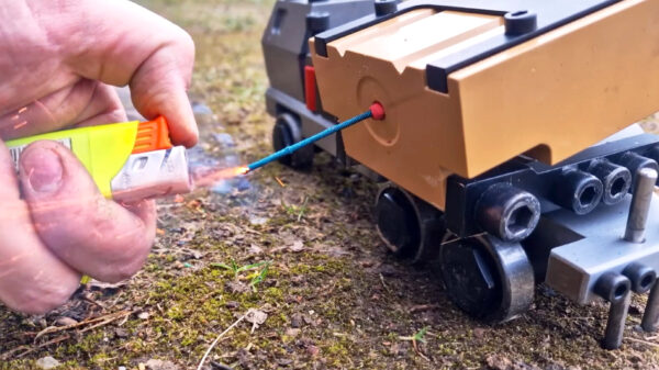 In je achtertuin oorlogje spelen spelen met het M142 Himars minikanon