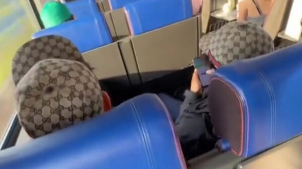 Gewoon een doodnormaal treingesprek tussen twee Gucci-petjes in de trein