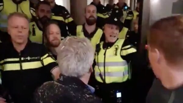 Agent verliest zelfbeheersing en beukt in op een aantal boeren