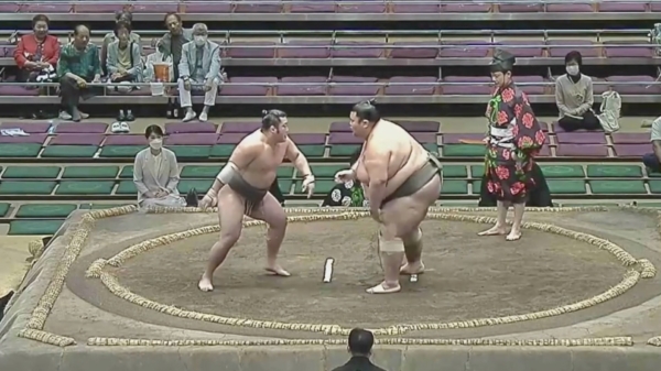 Sumoworstelaar probeert zijn tegenstander met een verrassingsaanval te verslaan