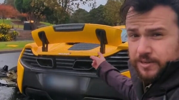 Weet iemand hoe je de radio van een McLaren uitzet?