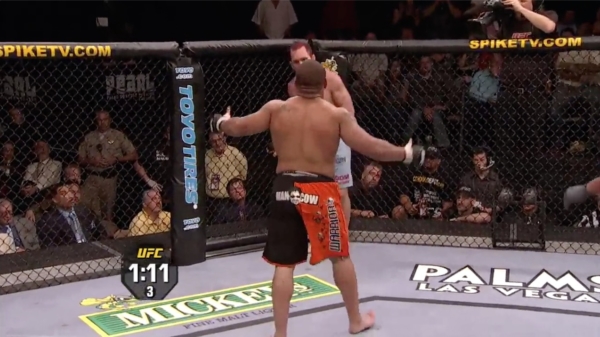 UFC-vechter Chris Leben neemt heerlijk wraak terwijl hij bijna knock-out gaat
