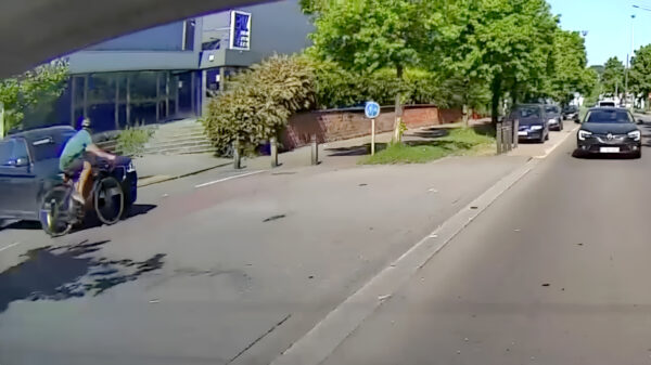 Dashcambeelden van fietser die in Anderlecht door BMW'er wordt geschept