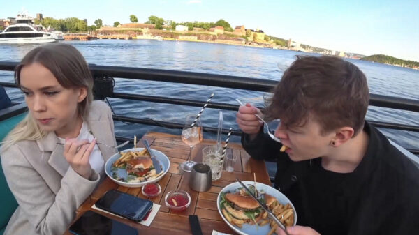 Romantisch diner wordt enigszins verstoord door een ranzige fly-by