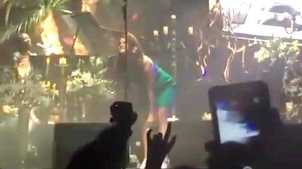 "Hey Lana, kom eens op mijn gezicht zitten!"