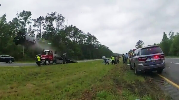 Amerikaanse bestuurder doet GTA-move en lanceert zichzelf vanaf geparkeerde sleepwagen