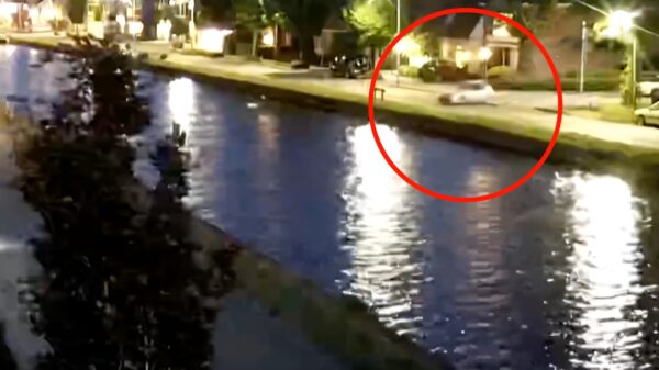 Zoon rijdt in Vroomshoop opzettelijk de auto van zijn vader de plomp in