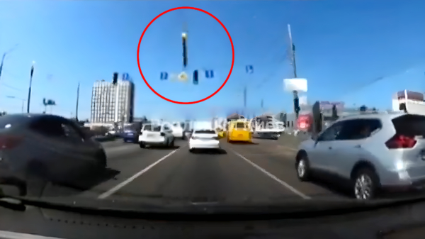 Dashcam in Kiev legt vast hoe restanten van een raket bijna op een auto landen