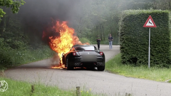 Duur foutje: Ferrari van 4 ton gaat in vlammen op in Blaricum