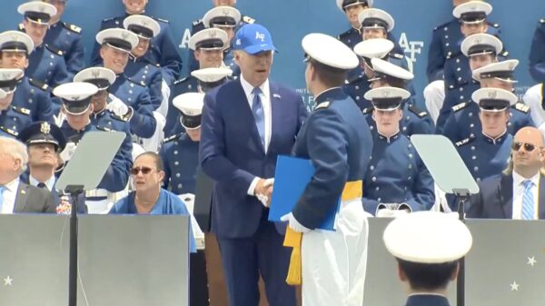 Amerikaanse president Biden gaat op z'n plaat tijdens diploma-uitreiking in Colorado