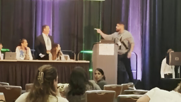 Echtgenoot draait door als hij degene die 7 jaar geleden zijn vrouw misbruikte ziet speechen